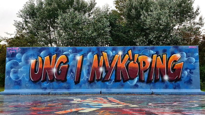 Grafittivägg där det i grafitti står Ung i Nyköping