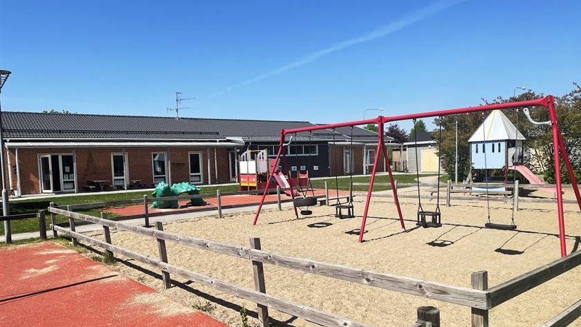Lekplats med gungor och sandlåda på Svalsta förskola