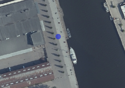 Flygbild med blå punkt som markerar den tillfälliga sjömackens placering
