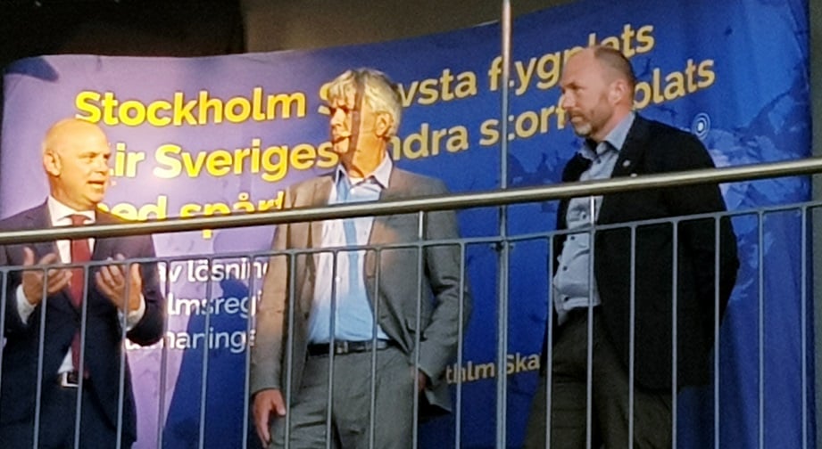 Urban Granström, Joakim Lundholm och Johan Sahlberg diskuterar flygplatsens möjligheter och utmaningar.