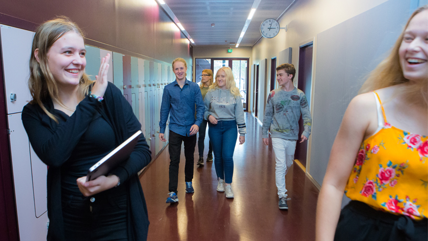 Sex elever går i en skolkorridor