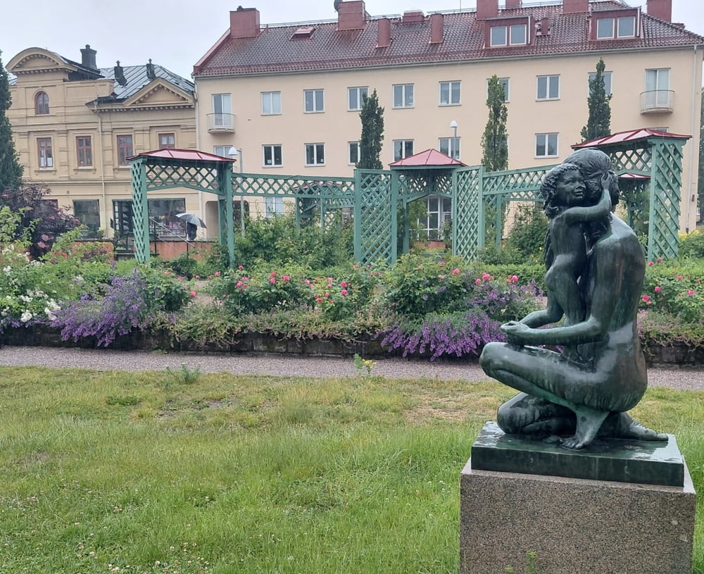 bänkar, rosor och staty i gripsholmsparken