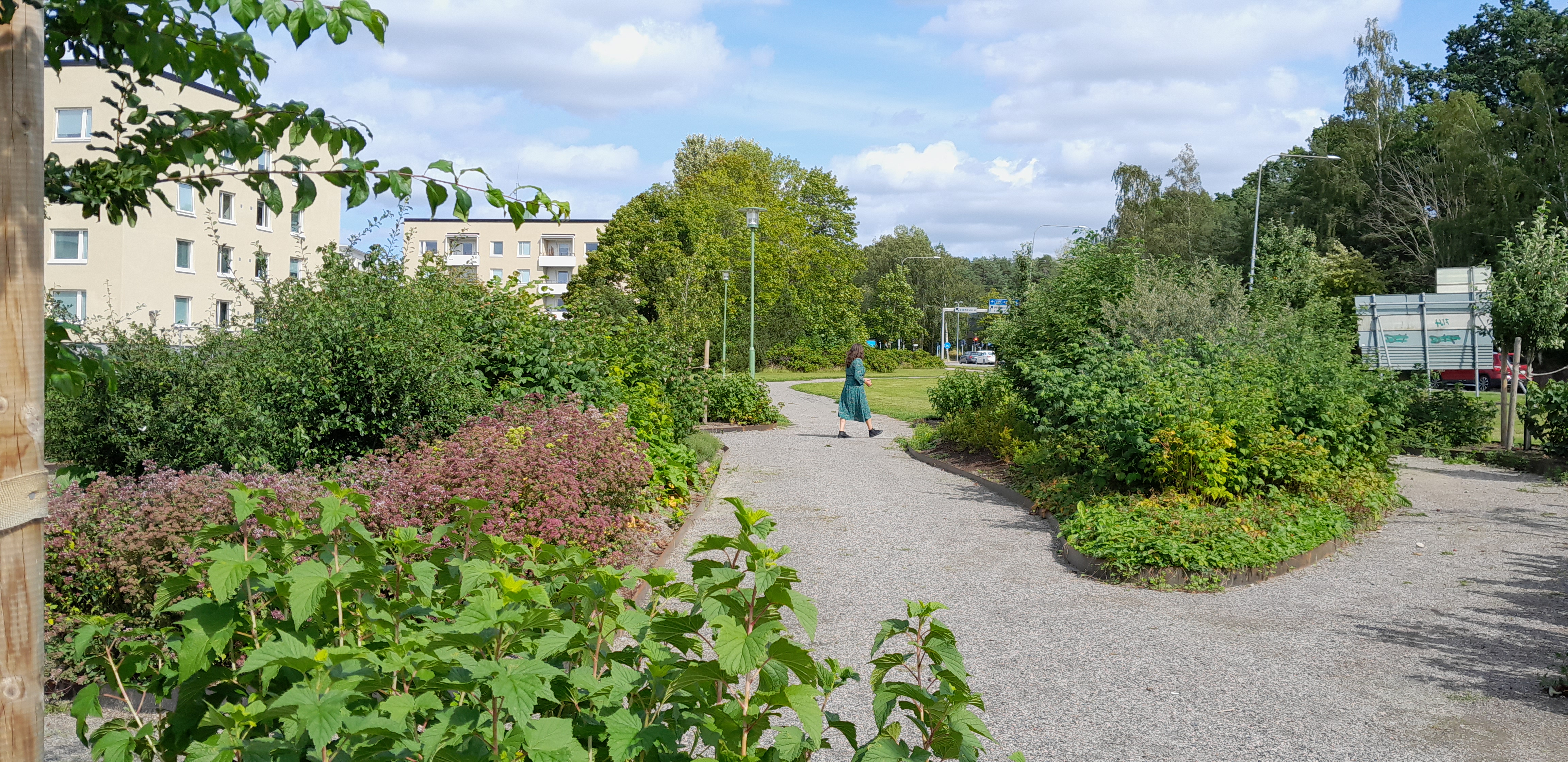 grusgång och vy över Täppan