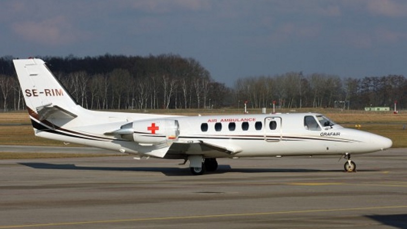 Flygplan Cessna Citation II i profil på en landningsbana