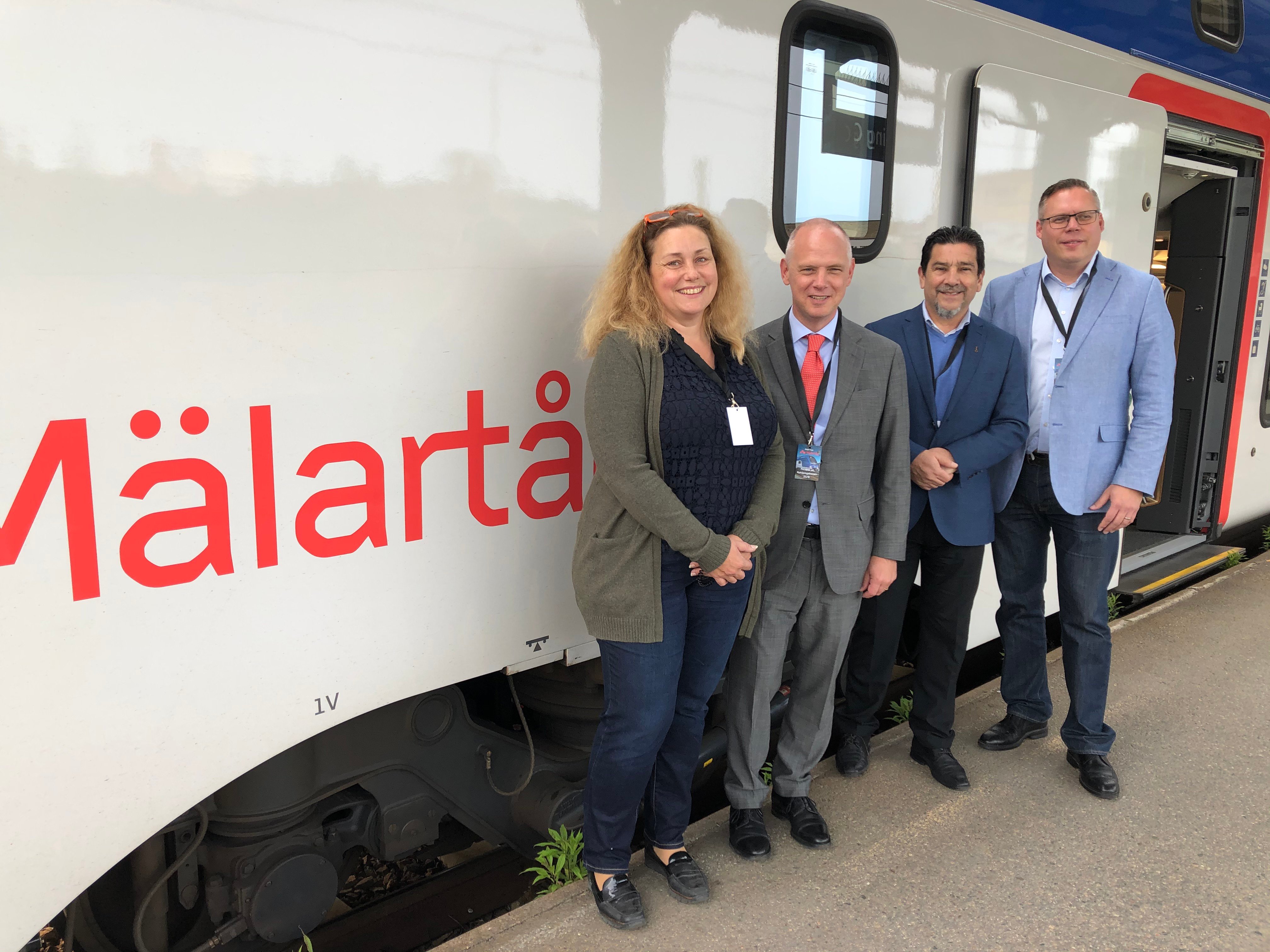 Martina Hallström (C), Urban Granström (S), Marco Venegas (MP) och Daniel Portnoff (M) framför ett nytt Mälardalståg.