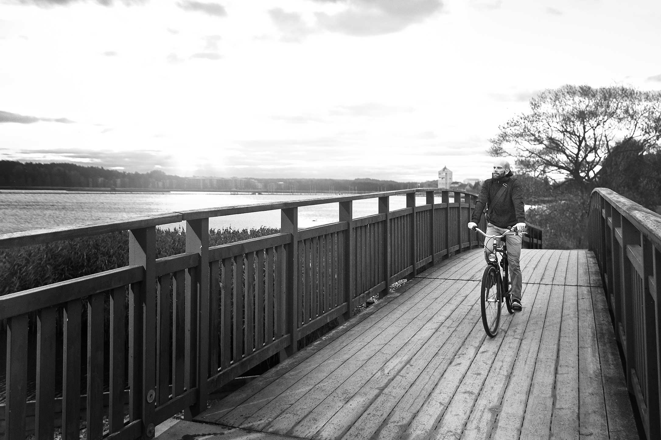 Erik cyklar över bron på Brandholmen Erik cyklar över bron på Brandholmen