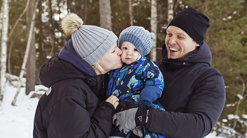 Foto på familjen Eriksson, mamma, pappa och barn