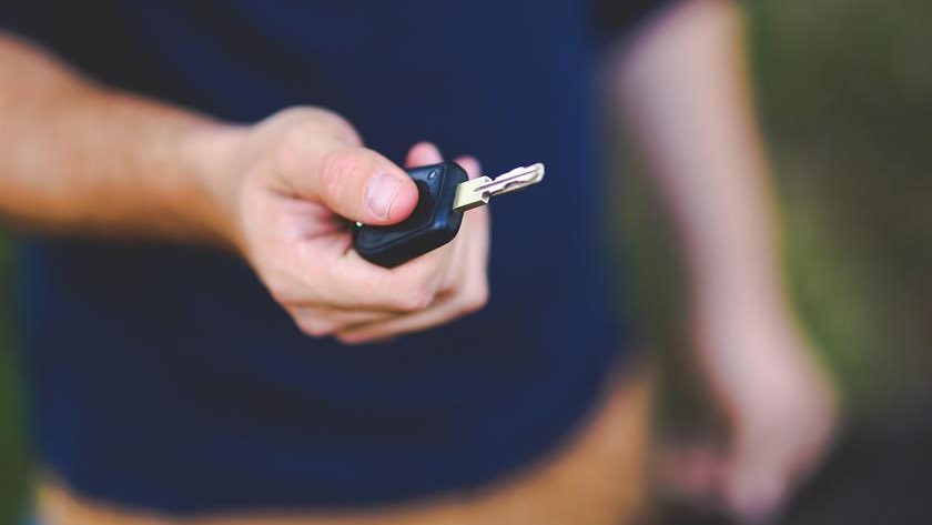 Foto av en hand som håller en bilnyckel