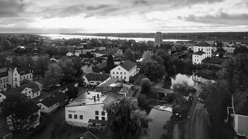 svartvit bild på del av Nyköping från ovan