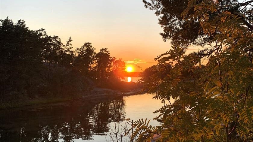 Solnedgång vid vatten, Stendörren