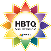 Logotypen för HBTQ-certifiering, som en sol där strålarna har olika färger, det står HBTQ-certifierad i mitten och RFSL:s flagga är i mitten
