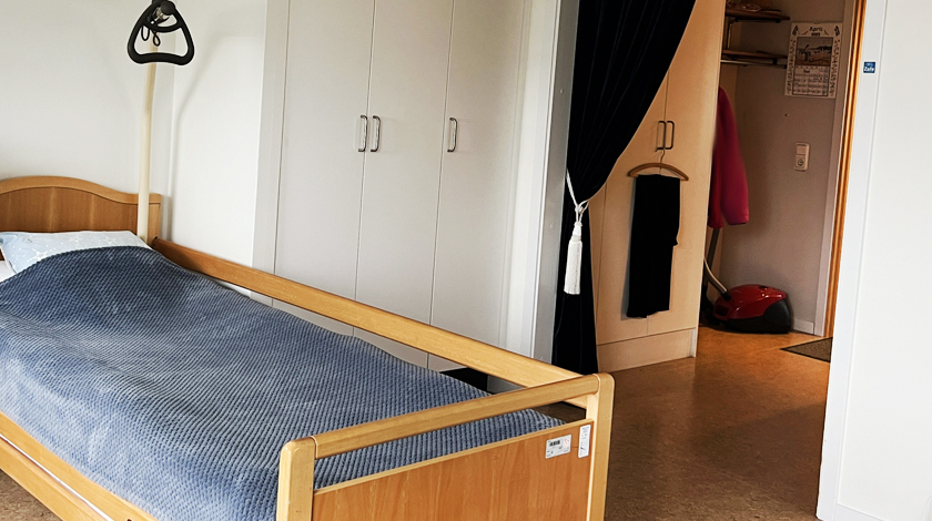 Del av ett rum med säng i en lägenhet på Fruängskällan