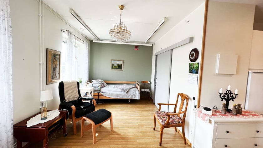 Ett rum i en lägenhet med säng och byrå,  på boendet Koggen