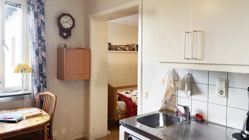 i en lägenhet på boendet Lundagården, köksdel, matbord och inblick till rummet med säng