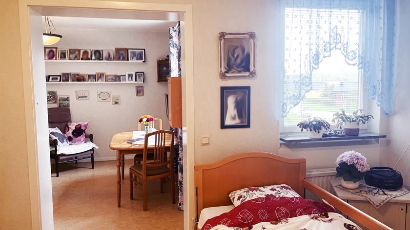 Sovrummet med säng och matsalsdel i en lägenhet på Lundagården