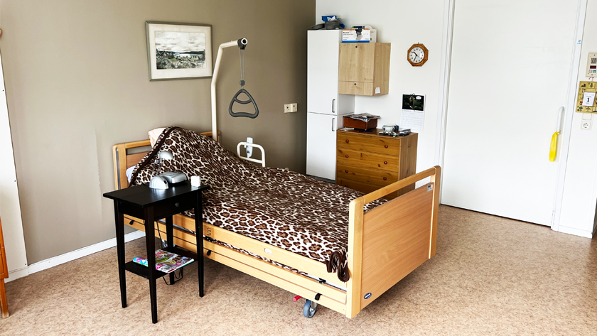 Ett rum med säng i en lägenhet på Mariebergsgården