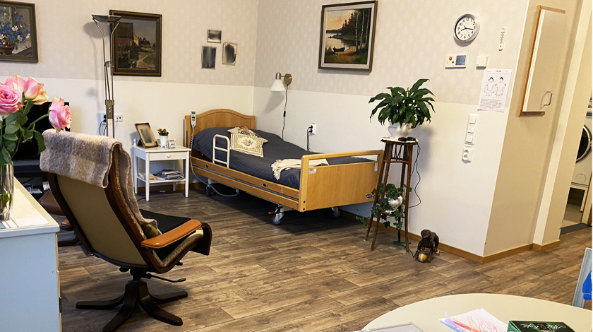 Ett rum med säng och möbler på boendet Myntan