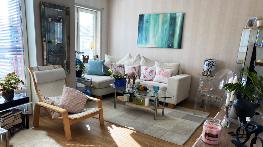En lägenhet med möbler på boendet Väverskan