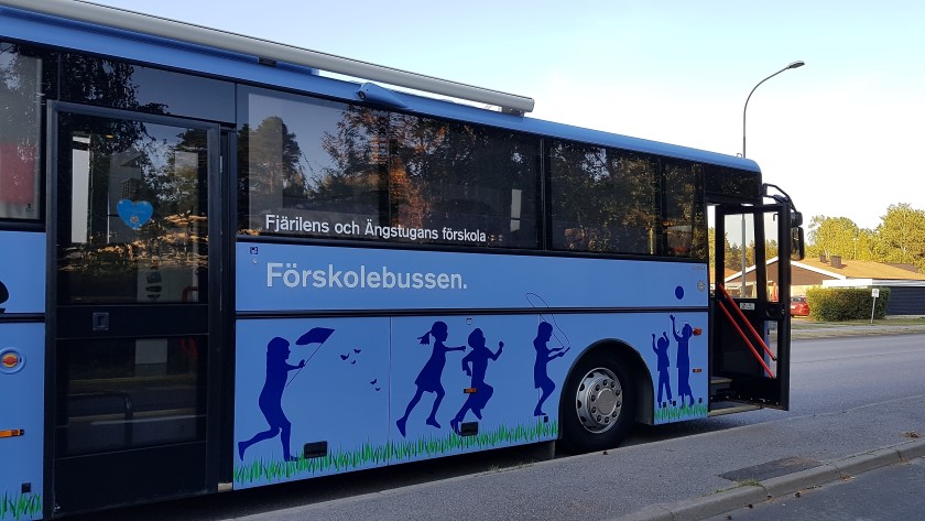 Bild på den blåa förskolebussen