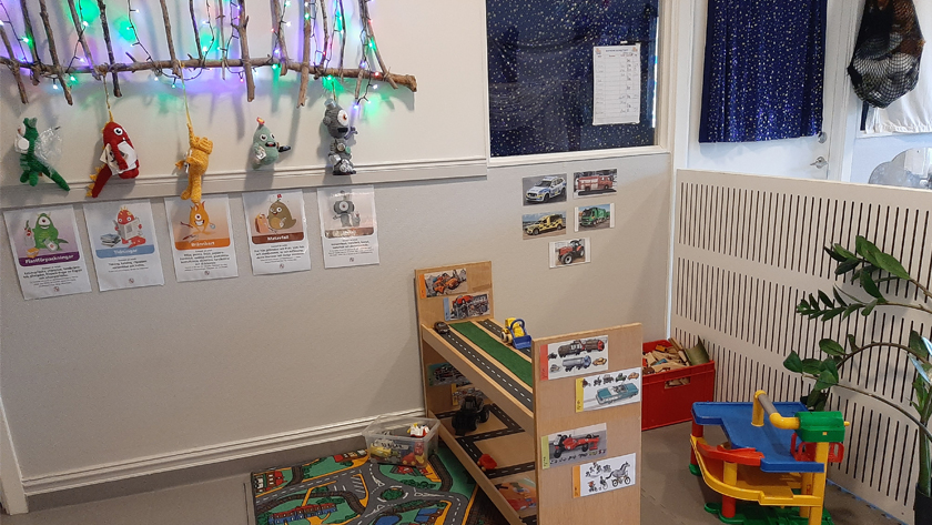 Bild från ett rum på förskolan med bland annat bilmatta och bilar