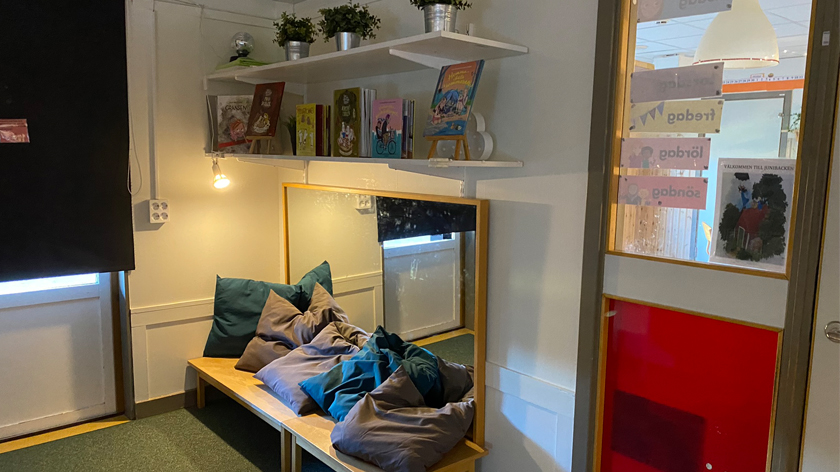 Ett rum på förskolan med soffa och böcker på en hylla ovanför soffan