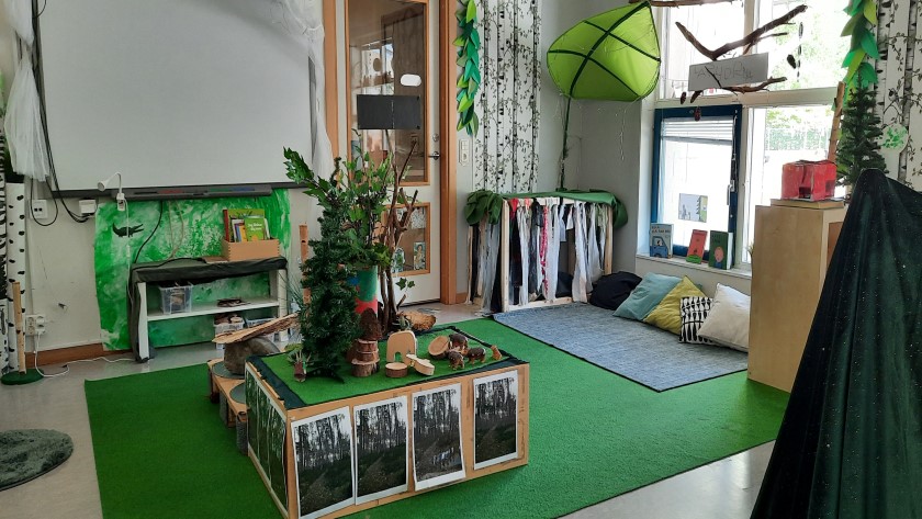 Bild från ett av rummen med grön matta och skogstema
