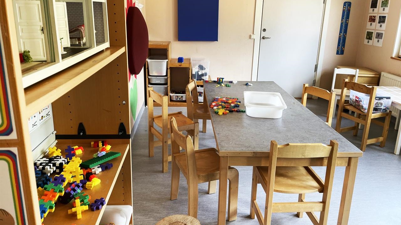 Ett rum inne på förskolan med olika byggbitar och klossar. 