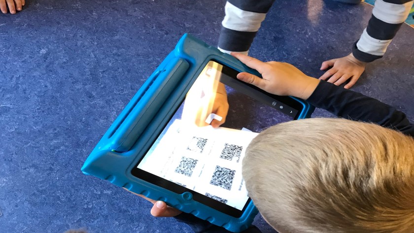 Barn utforskar QR-koder med iPad