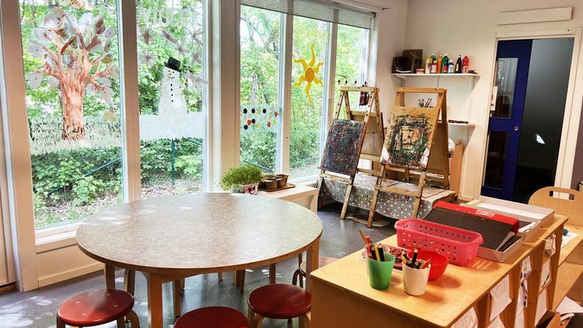 Ateljé med bord för att måla inne på förskolan