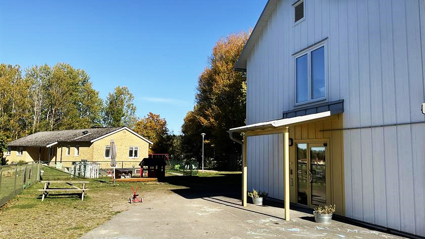 Gavel av byggnad och del av gräsmatta vid Tystberga förskola