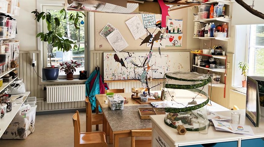 Ett kreativt rum med bord för skapande och utforskande med inriktning på smådjur och insekter