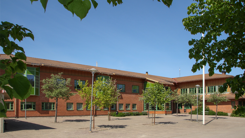 Foto på röda tegelbyggnaden som är Arnö skola - Herrhagen