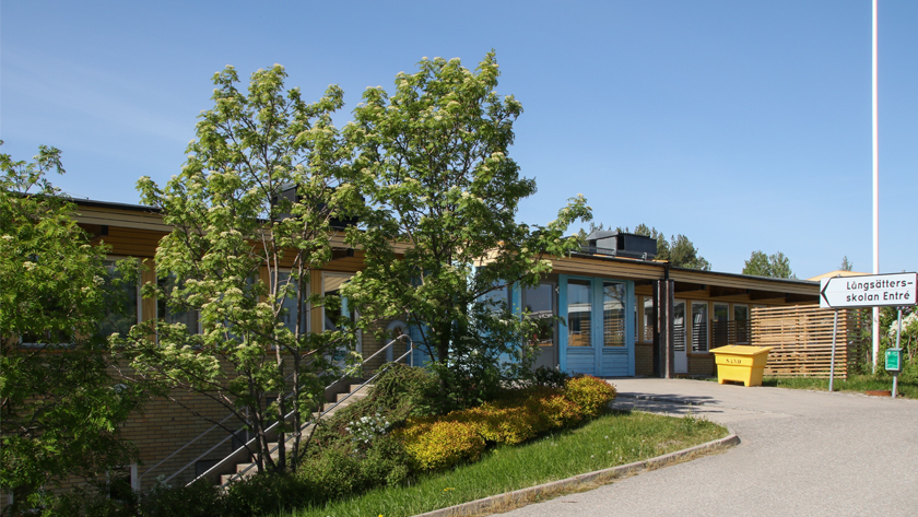 Foto på gula tegelbyggnaden som är Arnö skola, Långsätter