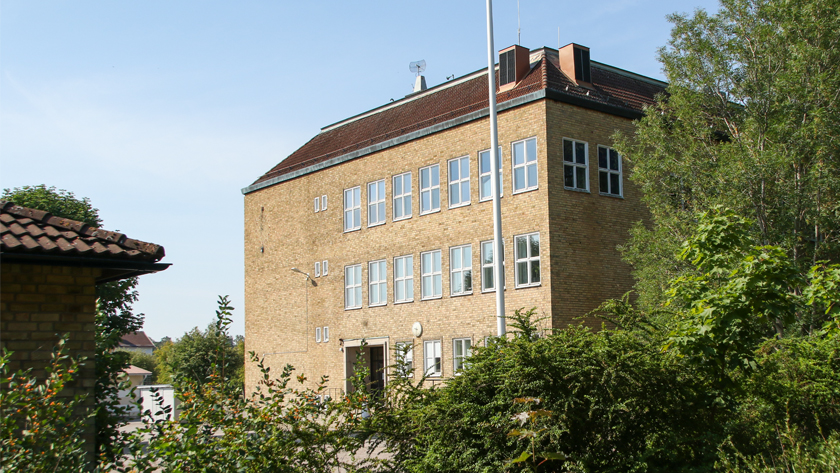 Foto på gul tegelbyggnad som är Släbroskolan 1-3