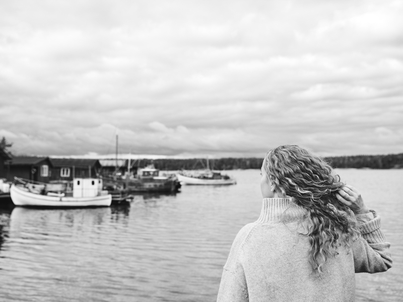Anna står vid havet i Hummelvik och tittar ut. 