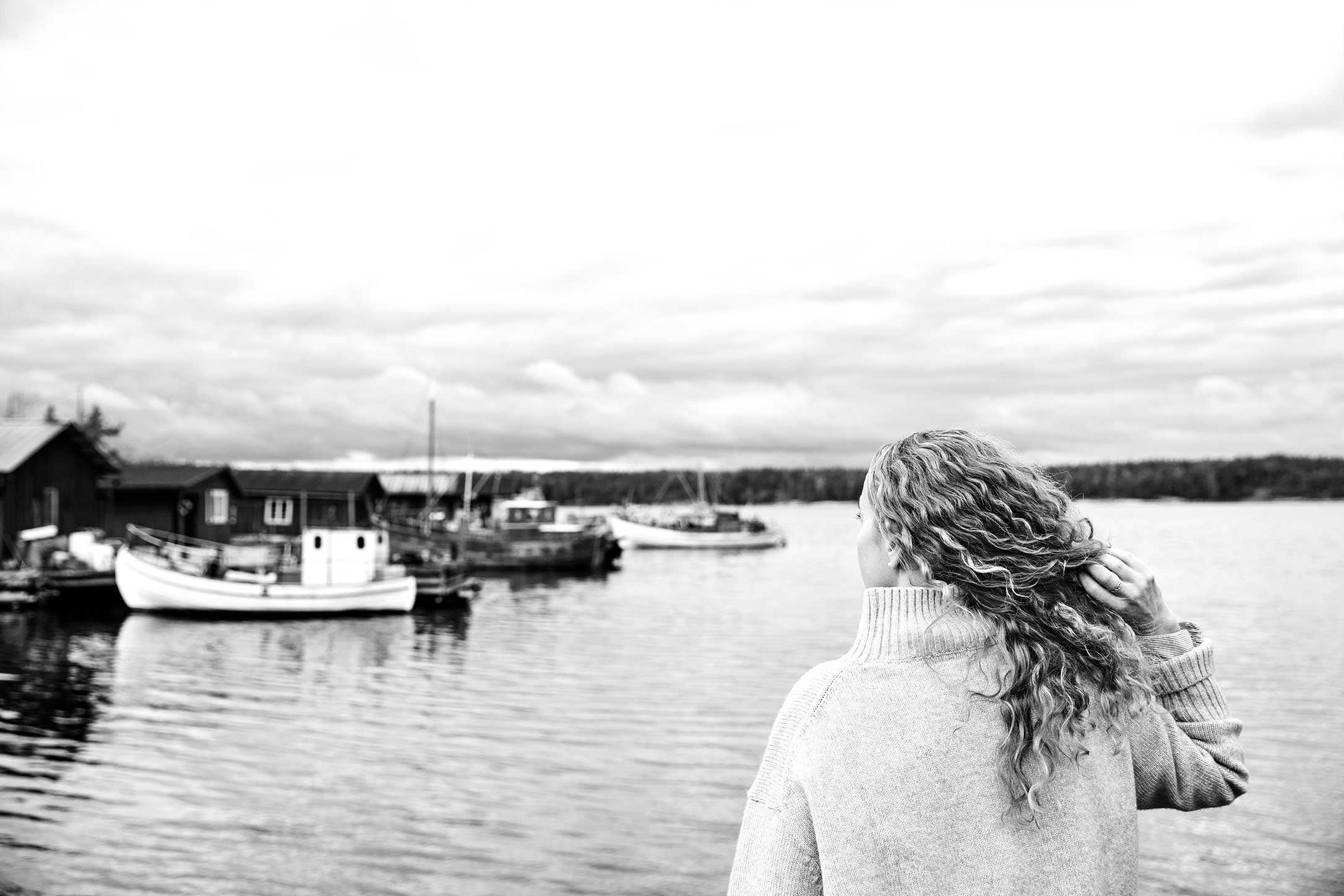 Anna står vid havet i Hummelvik och tittar ut.