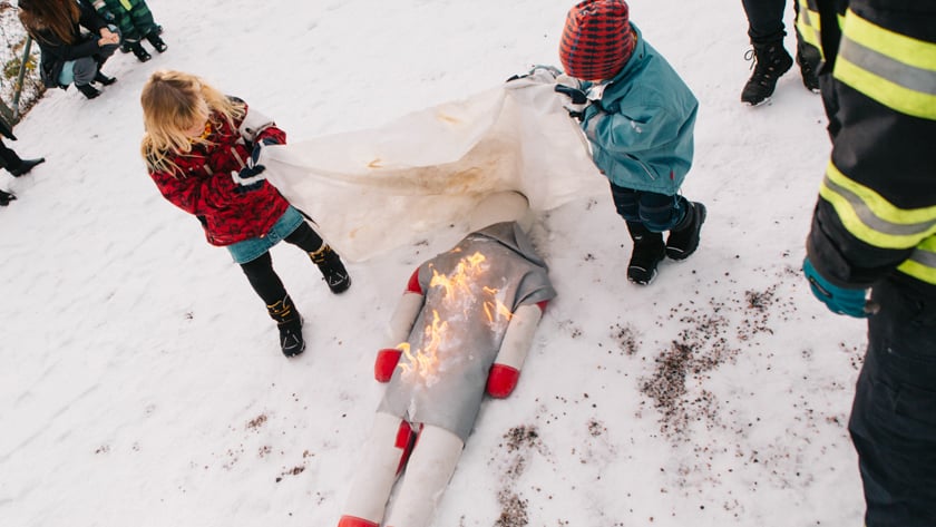 Barn släcker eld med en brandfilt